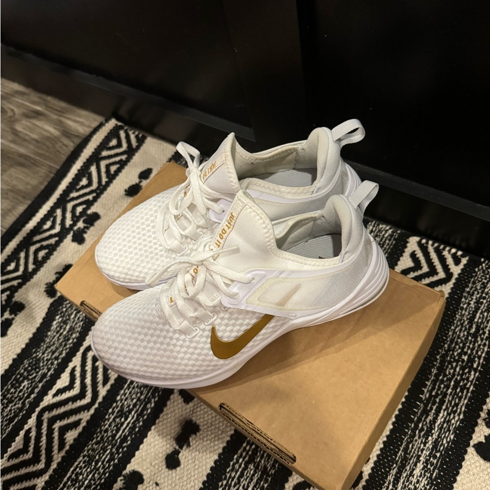Woman’s Nike tennis shoes size 7